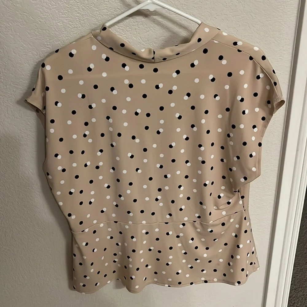 EUC✨ ANN TAYLOR polka dot M beige short sleeve blouse - Picture 3 of 3